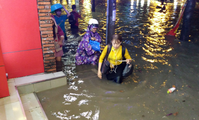 Người Sài Gòn đội mưa, ăn tối giữa đường trong trận ngập - Ảnh 11.