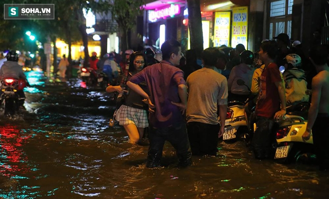 Hỗn loạn giao thông, hành khách bỏ xe chạy bộ vào sân bay - Ảnh 1.