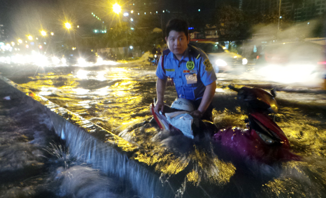 Cảnh tượng đặc biệt ở Sài Gòn sau cơn mưa lớn tối qua - Ảnh 3.