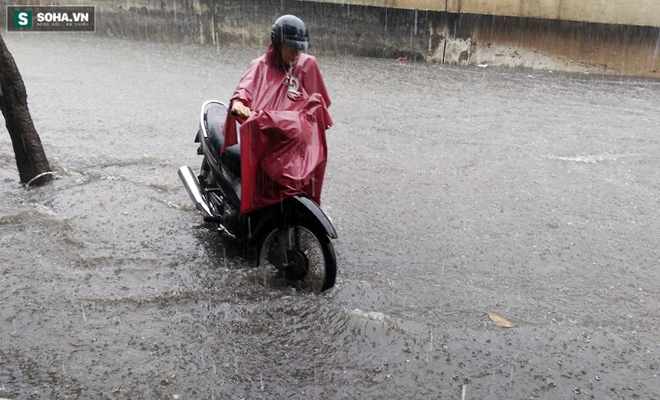 Mưa suốt ngày, nhiều tuyến đường Sài Gòn thành sông - Ảnh 9.