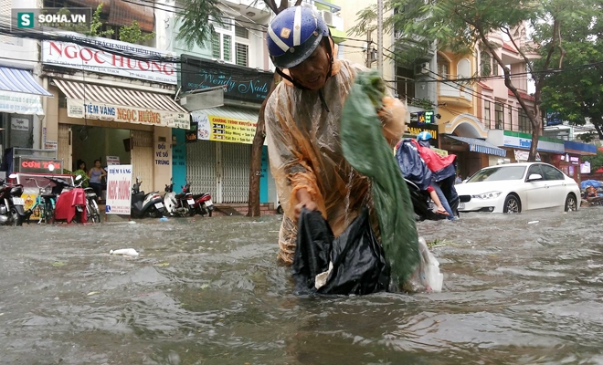 Sài Gòn mưa suốt 2 giờ, công nhân móc rác ở cống để thoát nước - Ảnh 8.