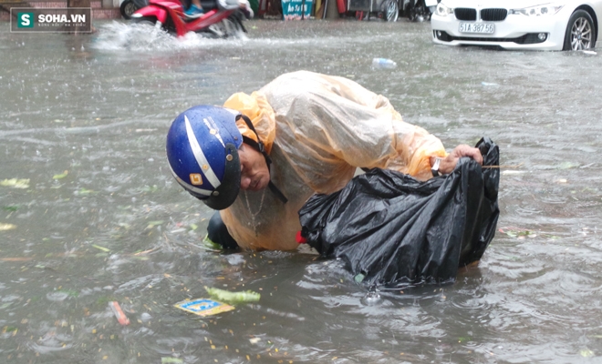 Sài Gòn mưa suốt 2 giờ, công nhân móc rác ở cống để thoát nước - Ảnh 9.