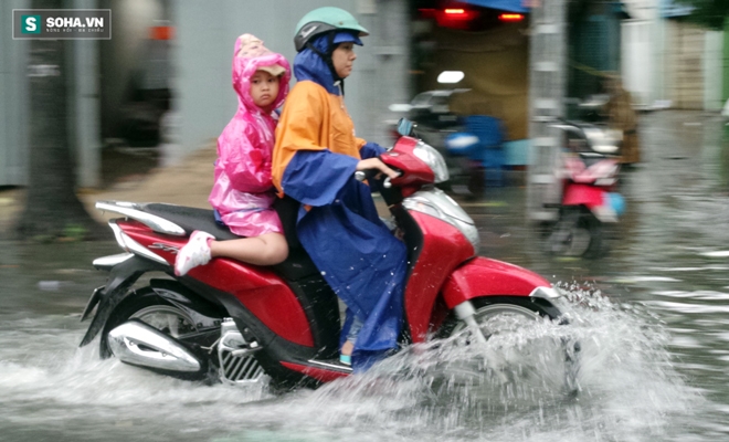 Sài Gòn mưa suốt 2 giờ, công nhân móc rác ở cống để thoát nước - Ảnh 10.