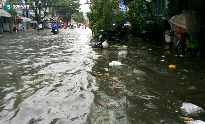 Sài Gòn mưa suốt 2 giờ, công nhân móc rác ở cống để thoát nước - Ảnh 2.