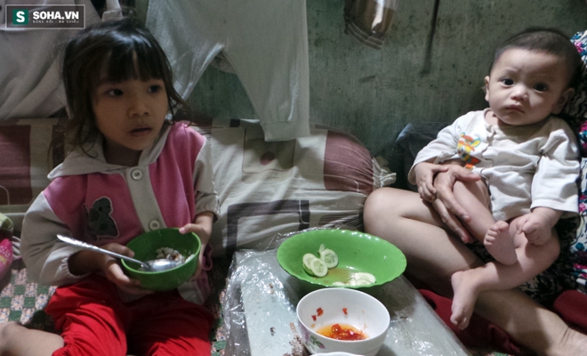 Sài Gòn ngập: 4 người ngủ 3 ngày trên 1 chiếc ghế, gà trốn trên mặt bàn - Ảnh 8.