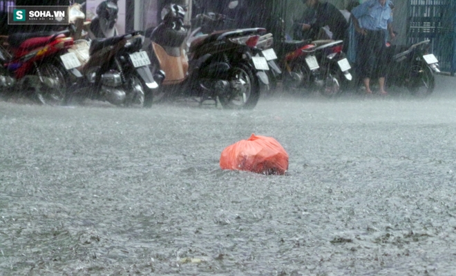 Sài Gòn mưa suốt 2 giờ, công nhân móc rác ở cống để thoát nước - Ảnh 4.