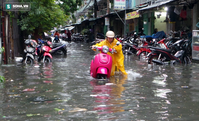 Sài Gòn mưa suốt 2 giờ, công nhân móc rác ở cống để thoát nước - Ảnh 5.
