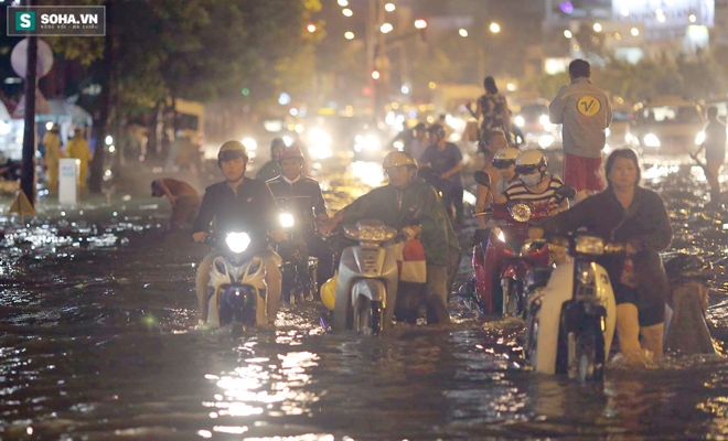 Người Sài Gòn hào hiệp, giúp đỡ nhau trong trận ngập kinh hoàng - Ảnh 1.