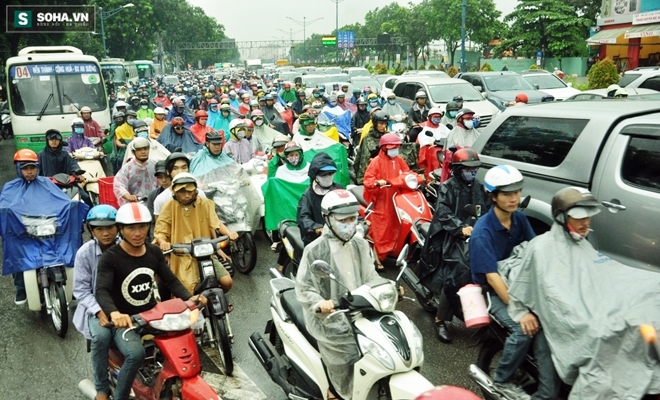 Mưa suốt ngày, nhiều tuyến đường Sài Gòn thành sông - Ảnh 2.