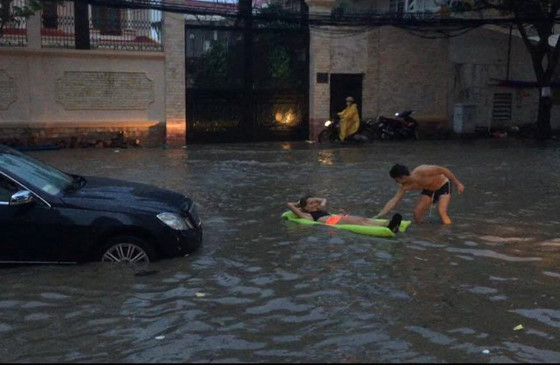 Dạy bơi 4 kiểu khó tin nhờ nước hồ hơi thúi tràn vào nhà - Ảnh 4.