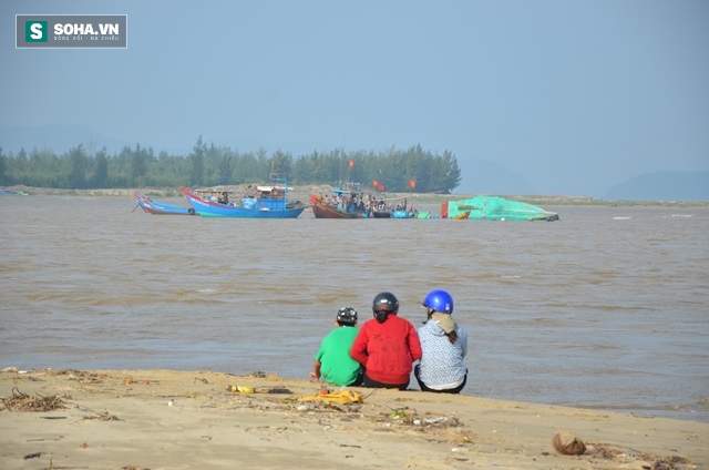 Ngư dân Cảnh Dương bất lực nhìn lũ dữ cuốn cả gia tài ra biển - Ảnh 4.