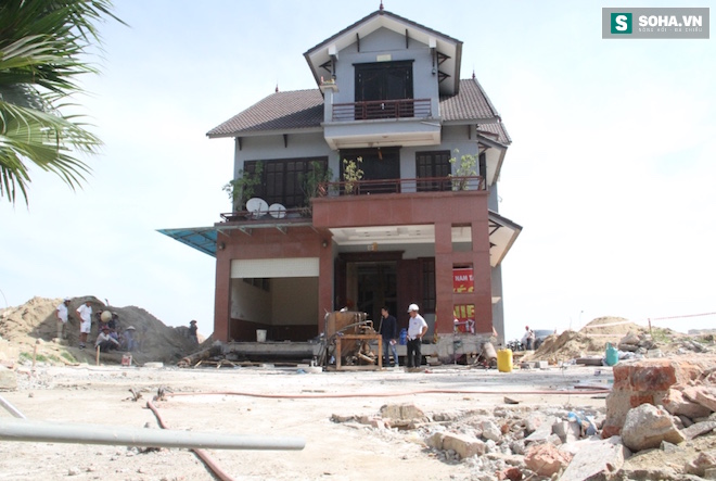 Quá trình di chuyển căn nhà nặng 800 tấn lùi xa 35m ở Nghệ An - Ảnh 2.