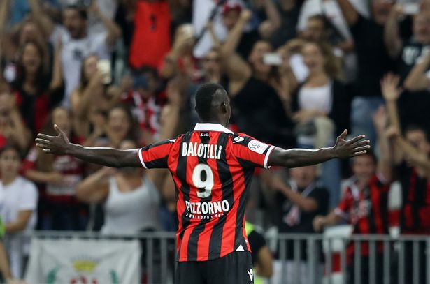 Balotelli và cái cúi đầu chân thật - Ảnh 1.