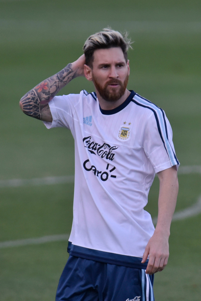Trở về khoác áo ĐTQG Messi khoe hình xăm khủng cực khó hiểu