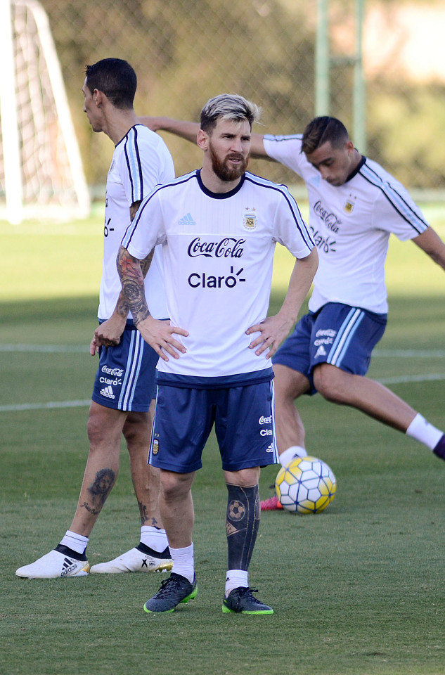 Trở về khoác áo ĐTQG, Messi khoe hình xăm khủng cực khó hiểu - Ảnh 2.