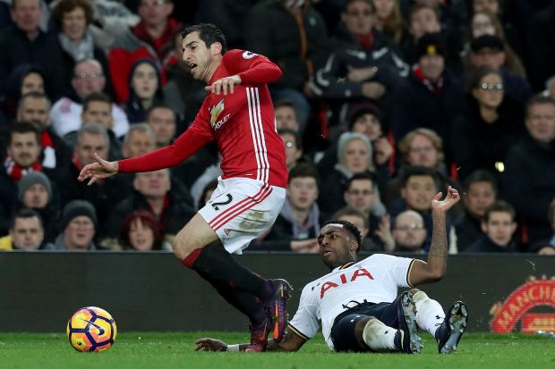 Danh sách đen vòng 17 Premier League: Mourinho lo sốt vó vì Luke Shaw, Mkhitaryan  - Ảnh 3.