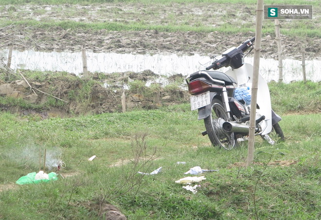 Phát hiện thi thể người đàn ông gục chết bên xe máy cạnh bờ ruộng - Ảnh 2.