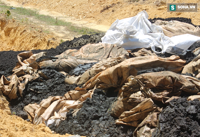 Đang lấy mẫu phân tích 100 tấn chất thải của Formosa chôn trong trang trại GĐ môi trường - Ảnh 2.