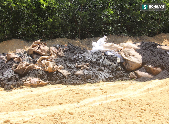 Đang lấy mẫu phân tích 100 tấn chất thải của Formosa chôn trong trang trại GĐ môi trường - Ảnh 3.