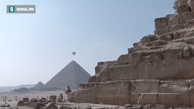 Cả hạm đội UFO như kim tự tháp “lộn ngược” bay lơ lửng ở Ai Cập - Ảnh 3.