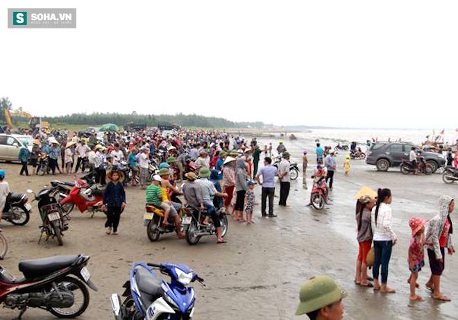 Giải cứu thành công cá voi khủng mắc cạn ở biển Nghệ An - Ảnh 6.