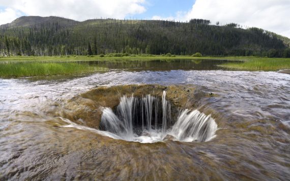 Lại thêm 1 hồ nước tại Nga bị rút ruột kỳ lạ chỉ  sau một đêm - Ảnh 4.