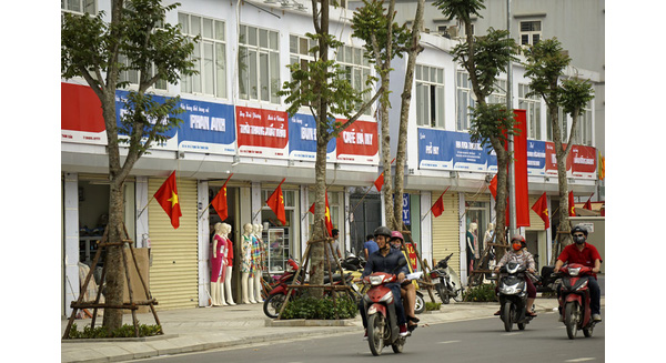 Ngắm bảng hiệu Thế giới di động, FPT Shop, Nguyễn Kim được quy hoạch đồng bộ trên con phố kiểu mẫu của Thủ đô - Ảnh 1.
