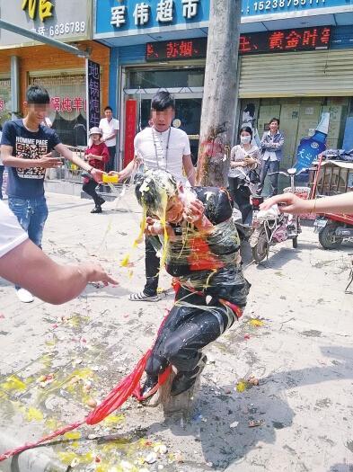 Trò quái đản trong đám cưới Trung Quốc khiến dân mạng hãi hùng - Ảnh 1.