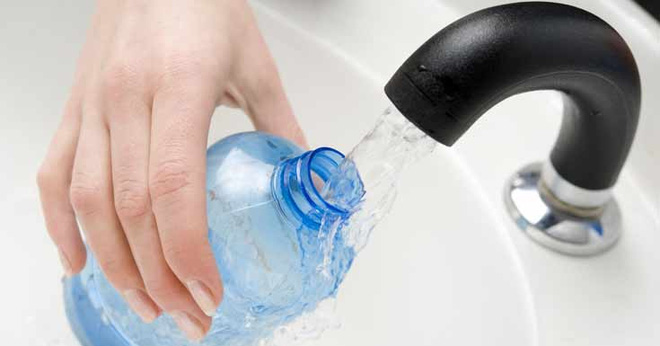 Đừng bơm nước lại những chai nhựa để tái sử dụng nhiều lần, hiểm họa khôn lường - Ảnh 1.