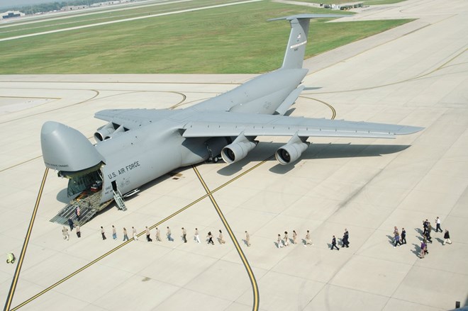 Cận cảnh máy bay vận tải quân sự khổng lồ của Không quân Mỹ - Ảnh 1.