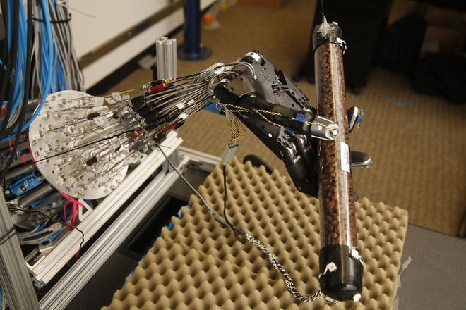 Chế tạo thành công tay robot 5 ngón như tay người, tiên tiến nhất thế giới - Ảnh 1.