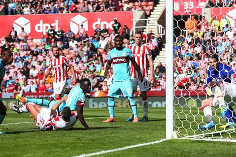 West Ham hủy hoại Man United, nhưng giờ phải cậy nhờ Van Gaal - Ảnh 1.