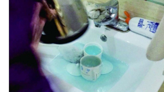 Trung Quốc: Rửa tách trà cho khách bằng... nước tẩy bồn cầu - Ảnh 1.