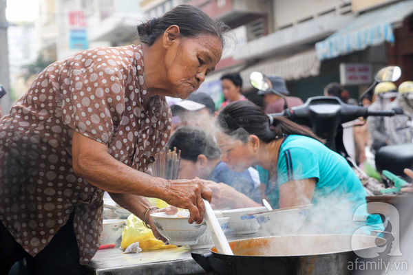 Chuyện nhỏ đằng sau gánh bún riêu vỉa hè 59 năm xin gì cũng cho ngay trung tâm Sài Gòn - Ảnh 1.