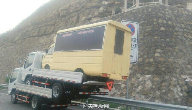 Trung Quốc: Tài xế cùng lúc lái 3 xe tải ngông nghênh di chuyển trên đường - Ảnh 1.