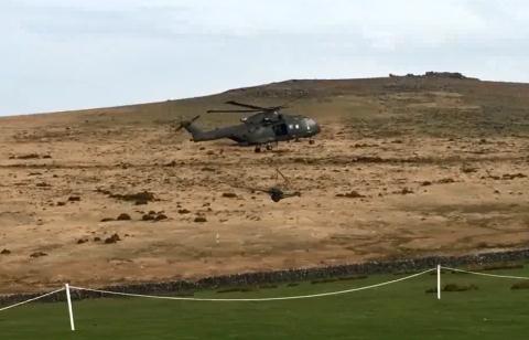 Lính Anh ngơ ngác nhìn trực thăng thổi bay nhà vệ sinh  - Ảnh 1.
