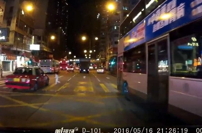 Video: Thót tim bé gái 3 tuổi bị taxi tông mạnh, thoát chết kỳ diệu - Ảnh 2.