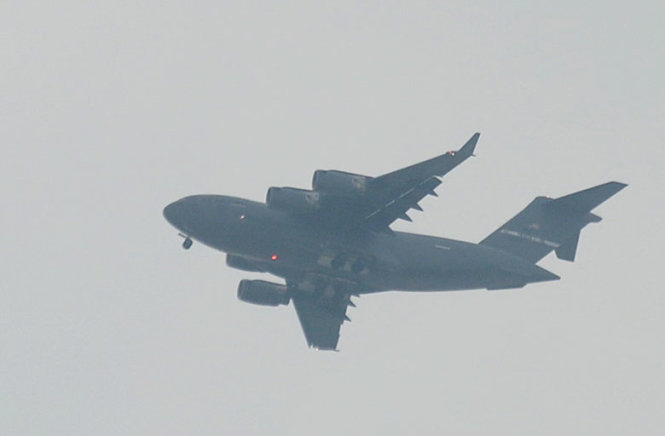 Máy bay không quân Mỹ xuống Tân Sơn Nhất trong mưa lớn - Ảnh 1.