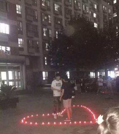 Trung Quốc: Nam sinh xếp nến, tỏ tình và ôm hôn bạn trai giữa sân trường - Ảnh 1.
