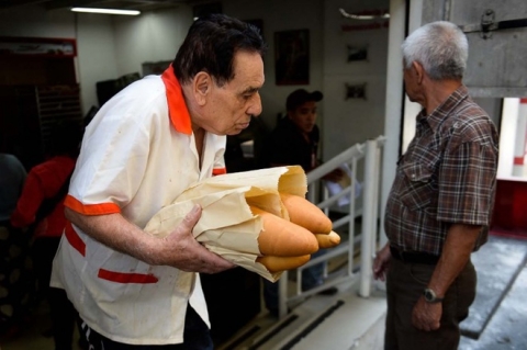 Venezuela: 1 hộp bao cao su giá 16 triệu, 1 chiếc bánh mì giá hơn 3 triệu - Ảnh 1.