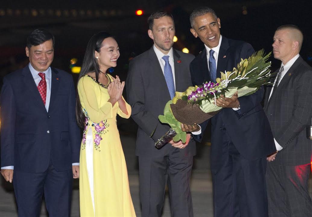 Thầy cô tiết lộ gì về nữ sinh tặng hoa Tổng thống Obama? - Ảnh 1.