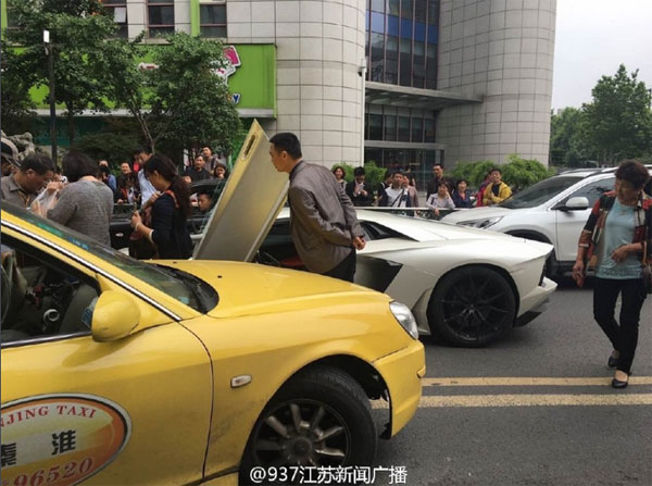 Đã rách còn nát: Taxi va chạm siêu xe Lamborghini 23,5 tỷ - Ảnh 2.