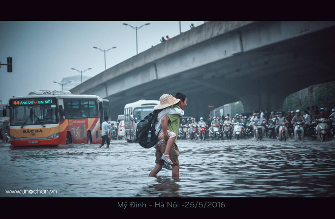 Những soái ca trong lòng cư dân mạng trong ngày Hà Nội ngập! - Ảnh 1.