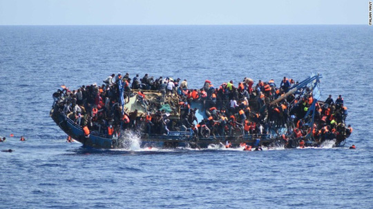 Cận cảnh tàu chở gần 600 người lật úp trên Địa Trung Hải - Ảnh 1.