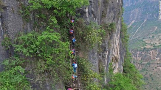 Trung Quốc: Hãi hùng cảnh trẻ em leo thang trời đến trường - Ảnh 1.