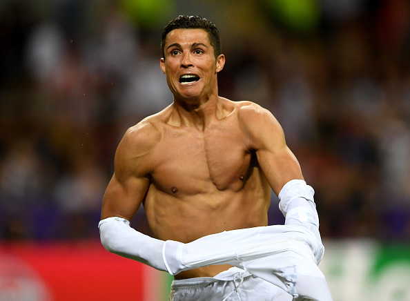 Chủ tịch Perez hứa thưởng hợp đồng mới cho Ronaldo - Ảnh 1.