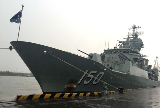 Tàu hải quân Úc đội mưa gió đến TP HCM - Ảnh 1.