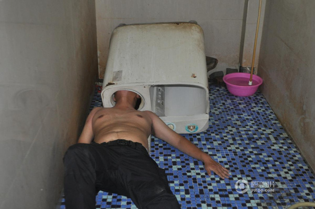 Máy giặt nuốt người tại Trung Quốc : Thò đầu kiểm tra máy giặt, bị hút luôn vào trong rút mãi không ra - Ảnh 1.