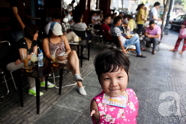 Không có hè, cũng chẳng có Tết thiếu nhi, những đứa trẻ này vẫn hồn nhiên mưu sinh giữa dòng đời - Ảnh 1.