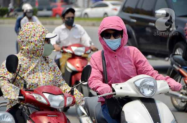 Trăm kiểu chống nắng bá đạo của người Hà Nội những ngày nóng như đổ lửa - Ảnh 1.